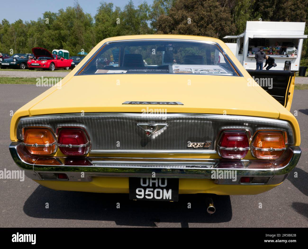 Rückansicht eines gelben 1973, Mazda RX-4, ausgestellt auf der Deal Classic Car Show 2023 Stockfoto