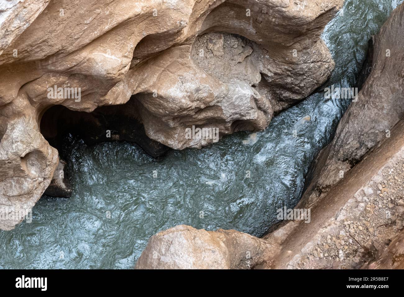 Perspektive von oben auf die Canyonwände und den Fluss am Fuß des steilen und engen Caminito del Rey Canyons in Andalusien in Spanien Stockfoto