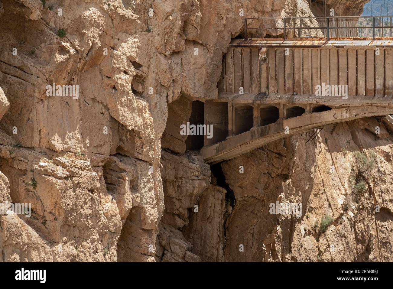 Tunnel im Canyon Caminito del Rey, der Teil der Infrastruktur zur Energieerzeugung aus dem 19. Jahrhundert in Andalusien in Spanien ist Stockfoto