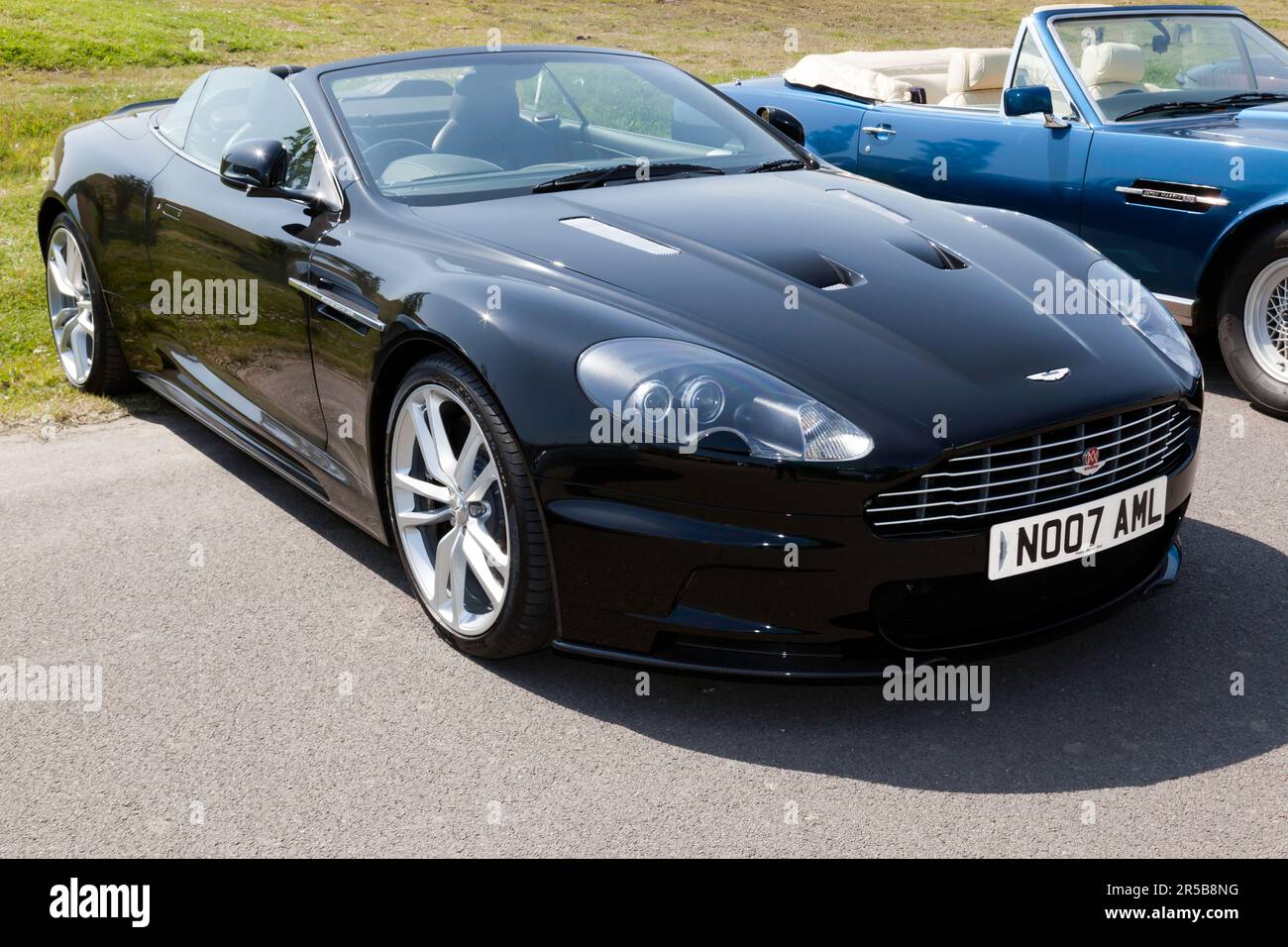 Dreiviertel Vorderansicht eines Black, Aston Martin, V8 Vantage Roadster, mit einem James Bond Nummernschild, ausgestellt auf der Deal Classic Car Show 2023 Stockfoto