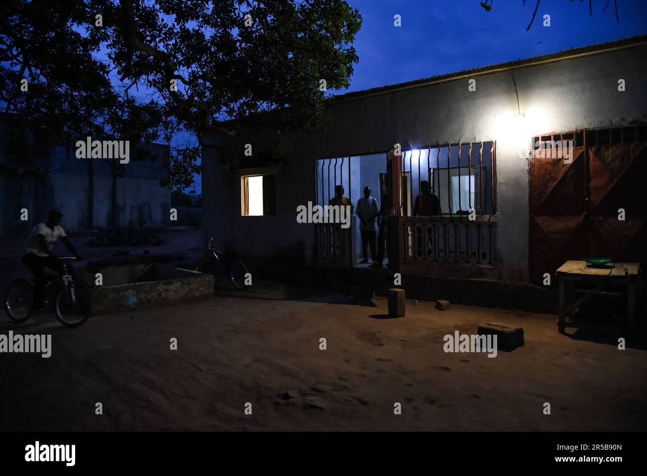 Nicolas Remene / Le Pictorium - Solarenergie und ländliche Entwicklung in der Region Gabu - 14/03/2017 - Guinea-Bissau / Gabu / Gabu - Gabu, Clinica Guinese Cubano, ist die Heimat mehrerer kubanischer Ärzte. Alle Räume sind mit Solarenergie beleuchtet. Tag und Nacht sorgt dies auch für einen besseren Empfang der Patienten und mehr Sicherheit bei der Versorgung. *Solar Home System (SHS): Solar Home Energy System Stockfoto