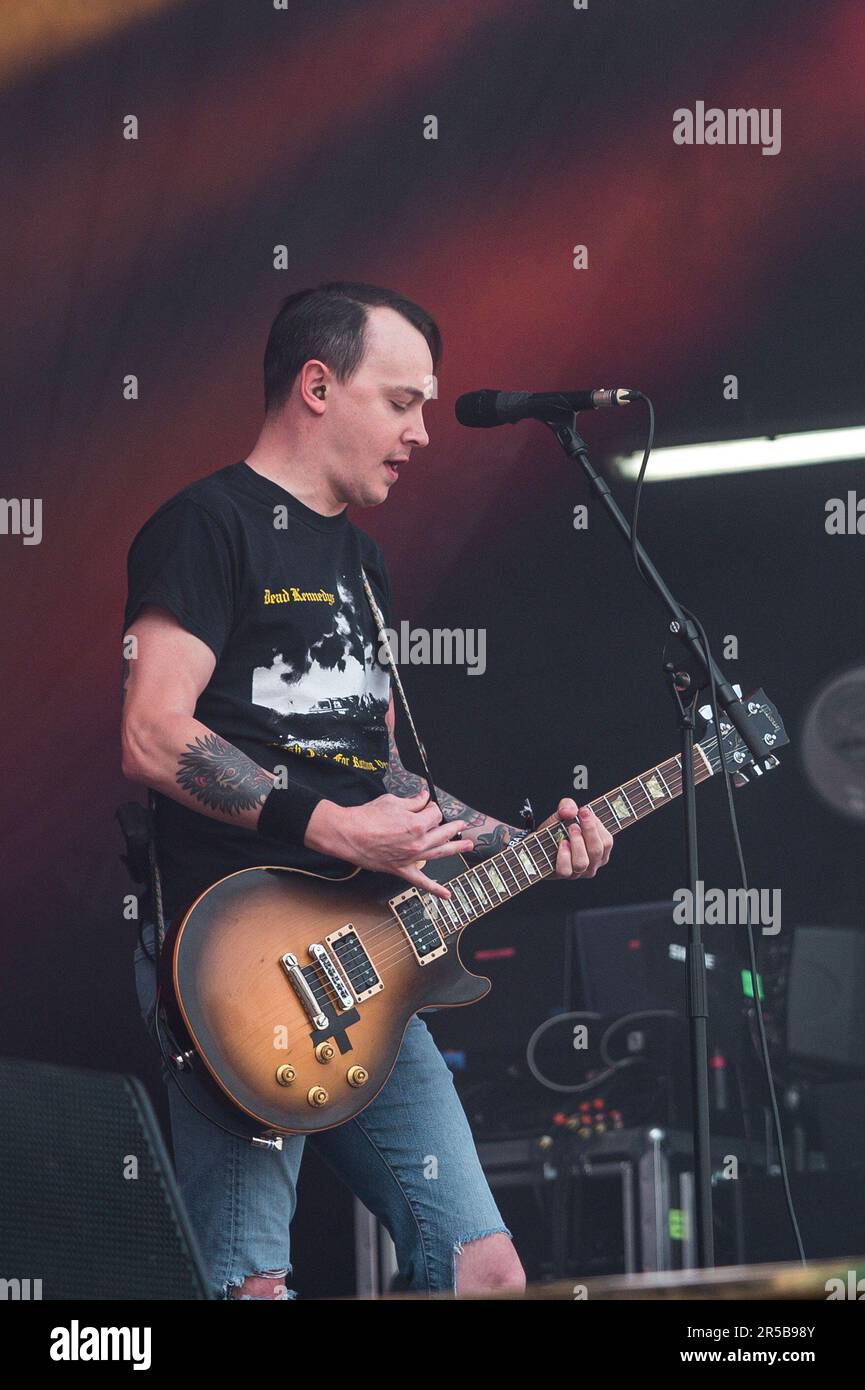 Nürnberg, Deutschland. 02. Juni 2023. Chris Cresswell (Gesang, Gitarre) von der US Post-Hardcore-Band Hot Water Music tritt während des Open-Air-Festivals Rock im Park auf der Mandora-Bühne auf. Kredit: Daniel Vogl/dpa/Alamy Live News Stockfoto