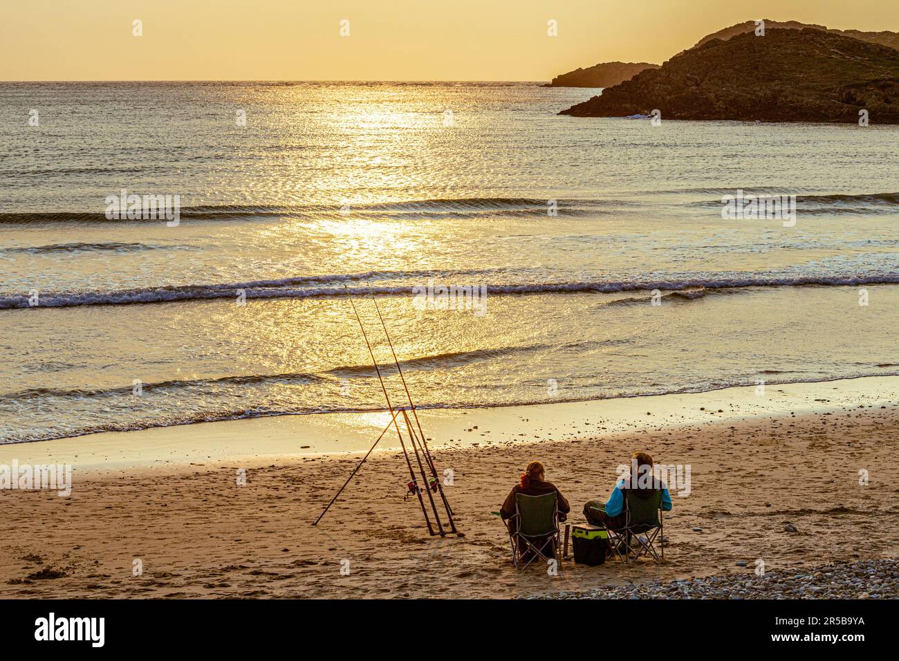 Meeresanglern Strand bei Sonnenuntergang an der Whitesands Bay, einem Strand mit der Blauen Flagge auf der Halbinsel St. David im Pembrokeshire Coast National Park, Wales Stockfoto