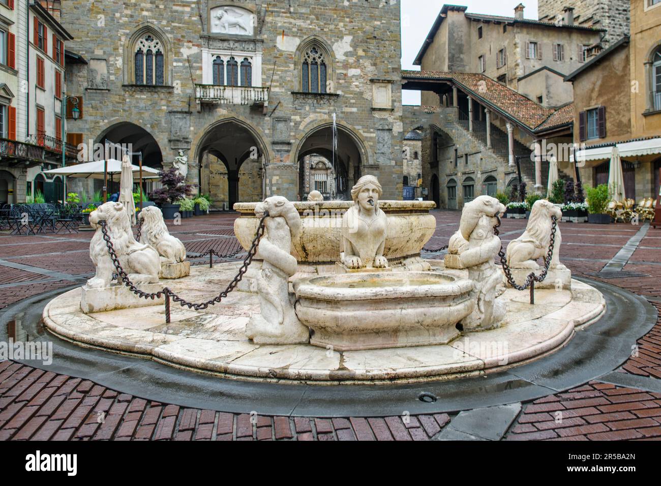 Der Contarini-Brunnen in Bergamo alta Lombardei Italien Stockfoto