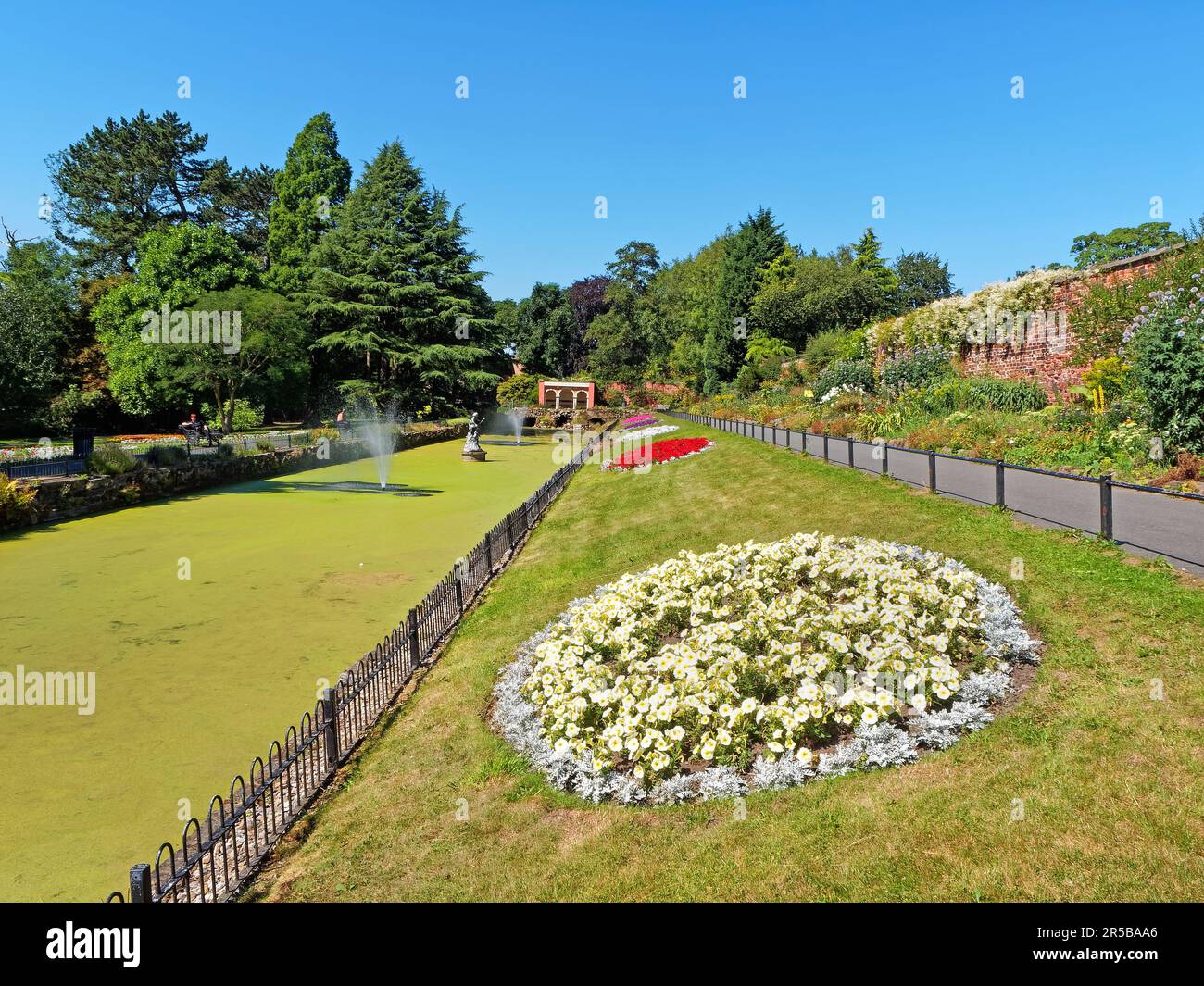 UK, West Yorkshire, Leeds, Roundhay Park, Canal Gardens Stockfoto