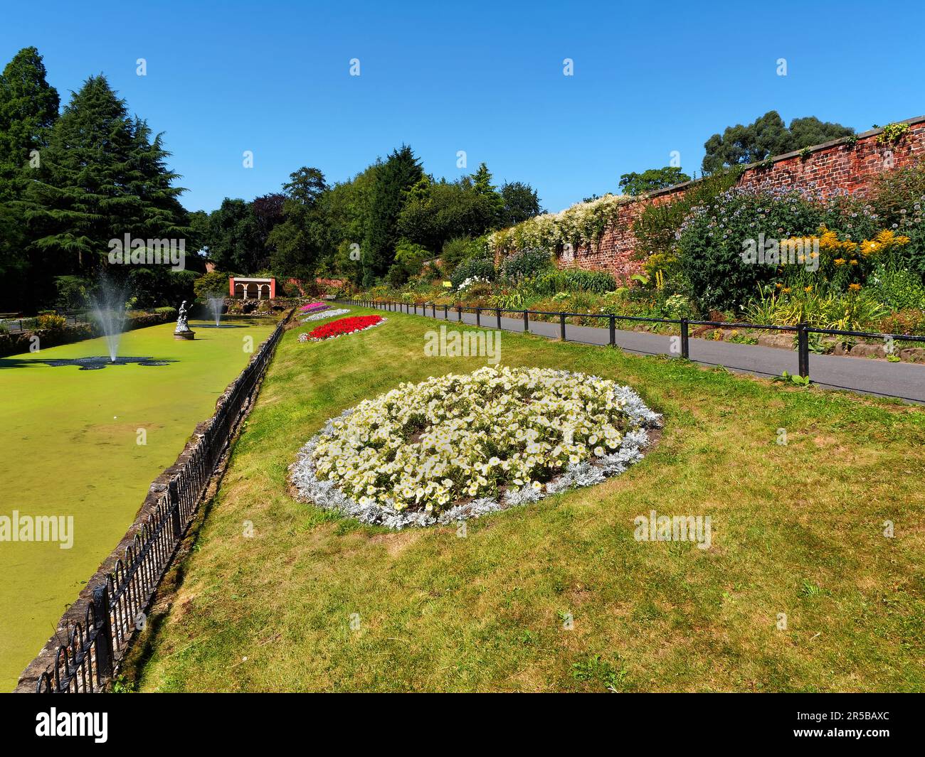 UK, West Yorkshire, Leeds, Roundhay Park, Canal Gardens Stockfoto