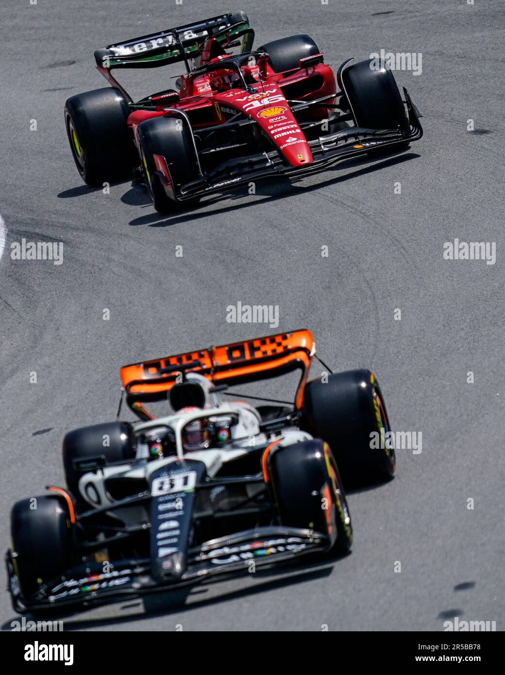 Barcelona, Spanien. 02. Juni 2023. Charles Leclerc (Monaco), Scuderia Ferrari SF-23 und Oscar Piastri (Australien), McLaren F1 Team MCL60 im Training vor dem Grand Prix F1 von Spanien auf dem Circuit de Barcelona-Catalunya am 2. Juni 2023 in Barcelona, Spanien. (Foto: Sergio Ruiz/PRESSIN) Kredit: PRESSINPHOTO SPORTS AGENCY/Alamy Live News Stockfoto