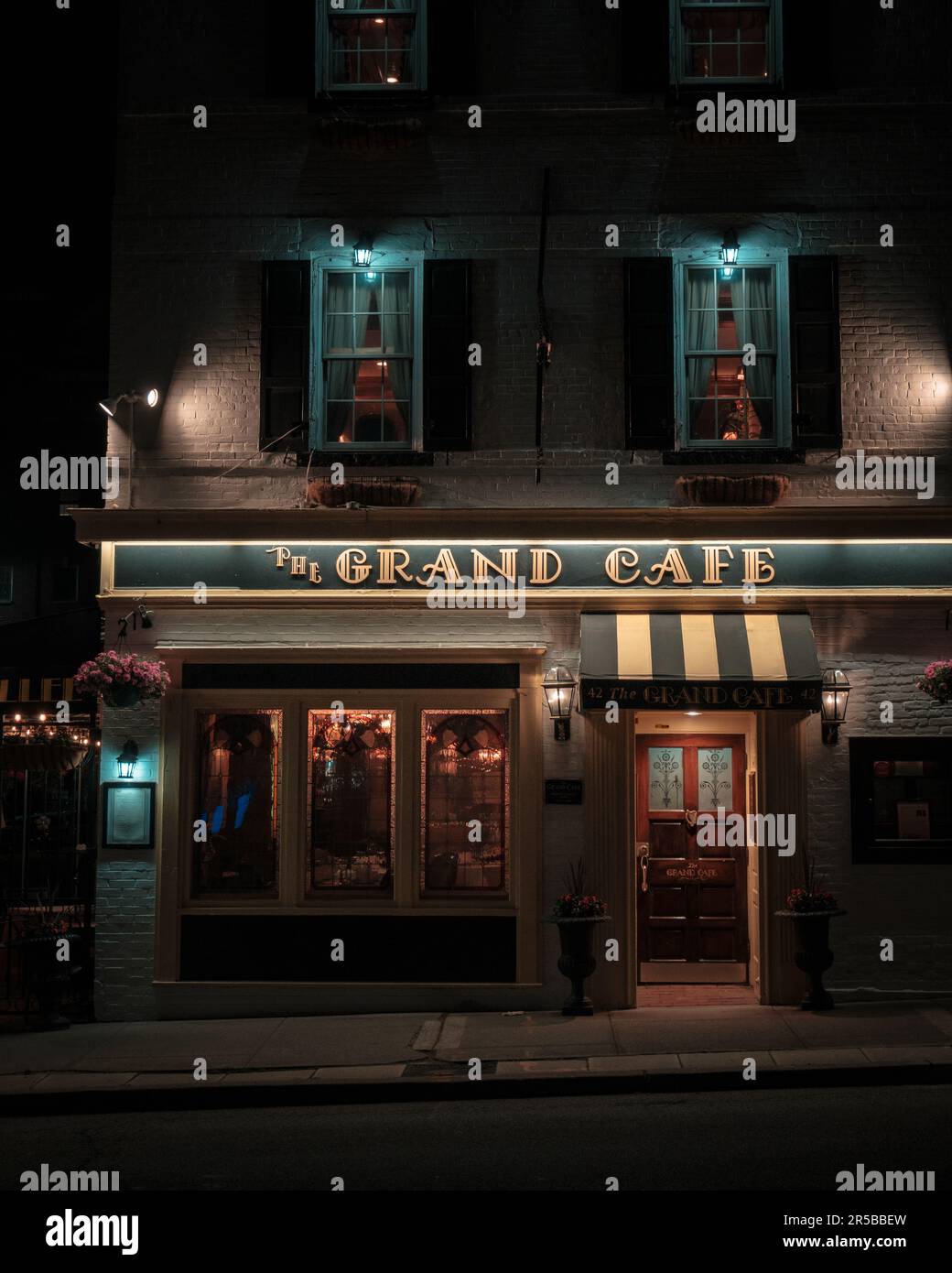 Das Grand Cafe bei Nacht, Morristown, New Jersey Stockfoto