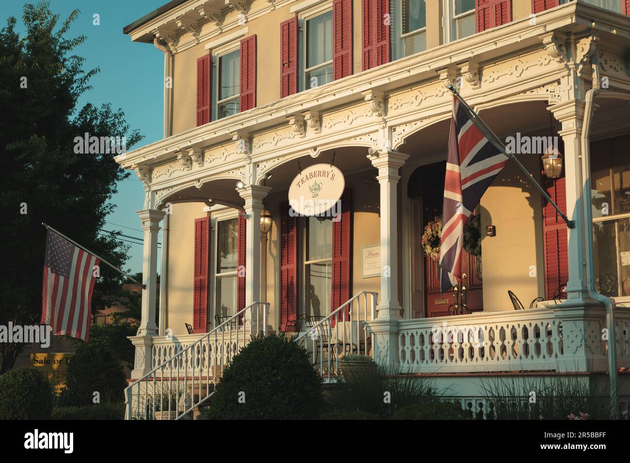 House with British and American Flags - Teaberrys Tea Room, Flemington, New Jersey Stockfoto