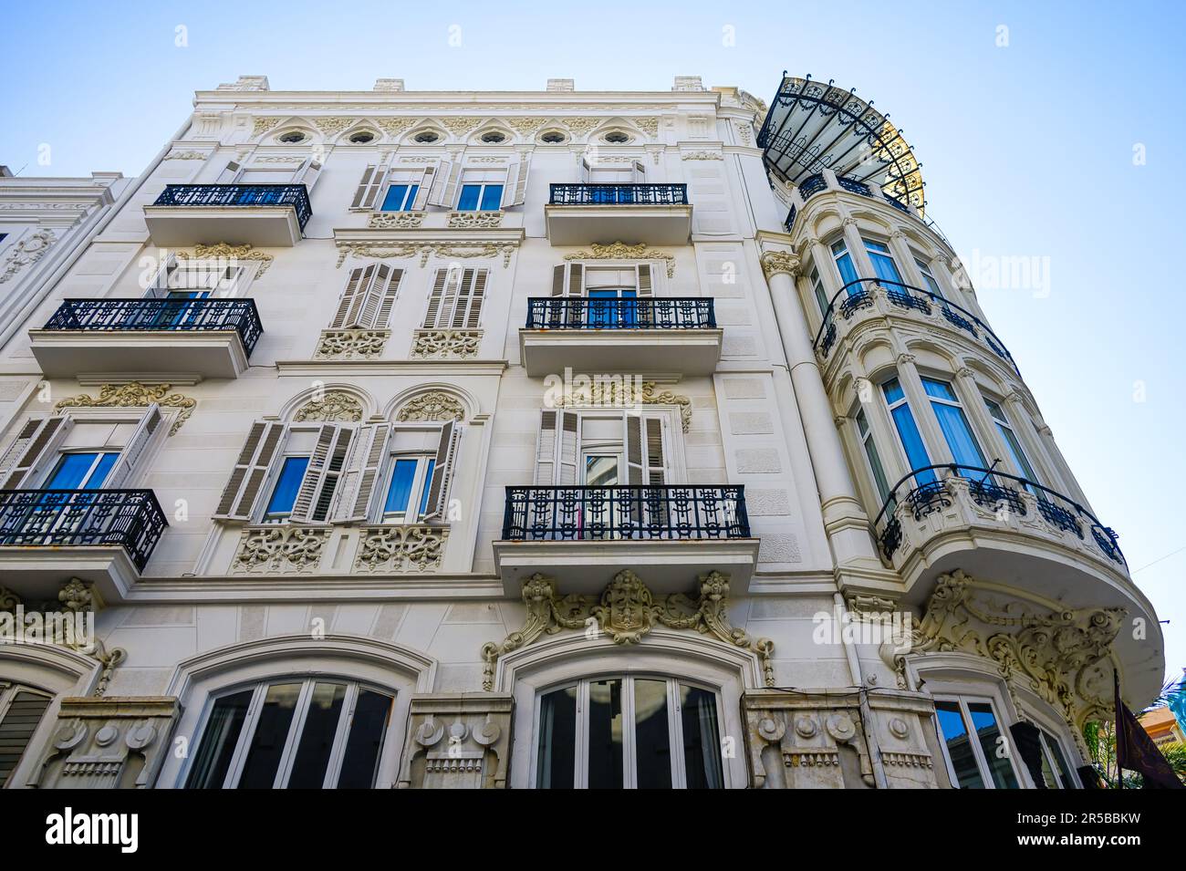 Balkon und Fassade im alten Gebäude in Valencia, Spanien Stockfoto