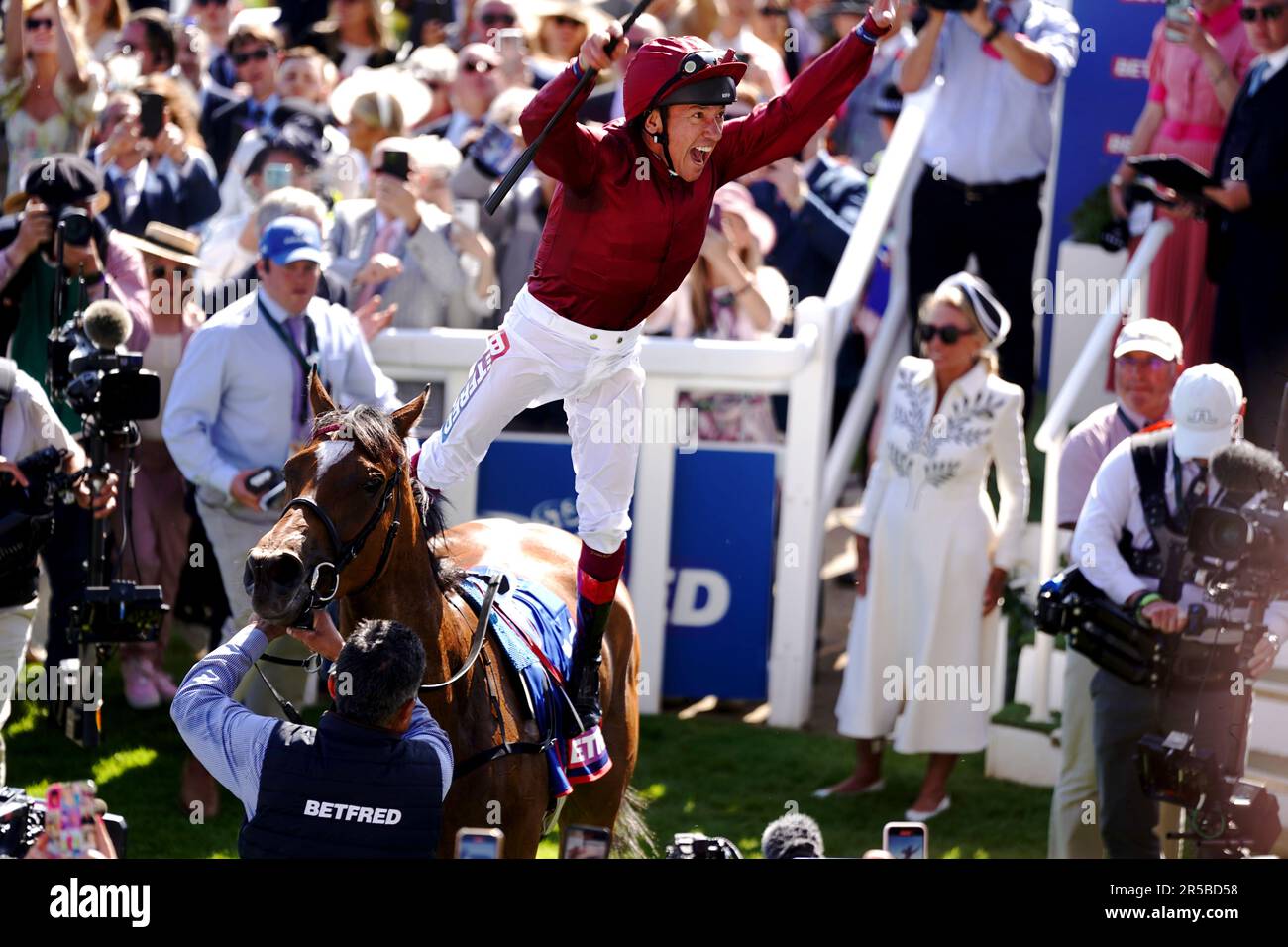 Jockey Frankie Dettori springt von Soul Sister ab, während er beim Ladies Day des Derby Festivals 2023 auf der Rennbahn Epsom Downs, Epsom, den Sieg der Betfred Oaks feiert. Foto: Freitag, 2. Juni 2023. Stockfoto