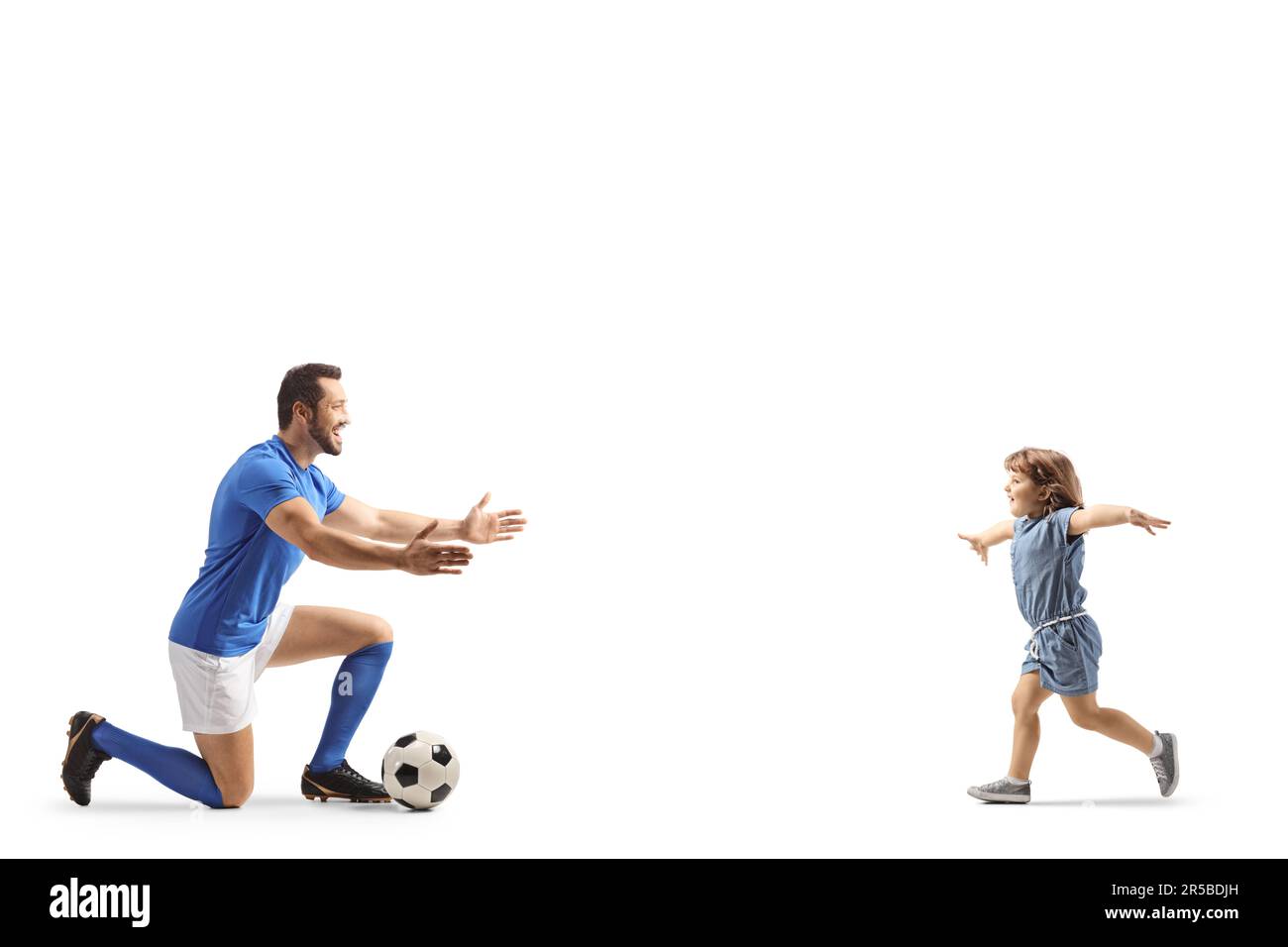 Ein kleines Mädchen, das einen Fußballspieler isoliert auf weißem Hintergrund umarmt Stockfoto