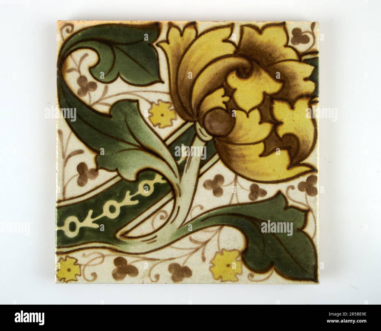 Antique 1880-90s English Maw and Co Handbemalte Keramikfliesen mit gelbem Mohn und Kunsthandwerk Stockfoto