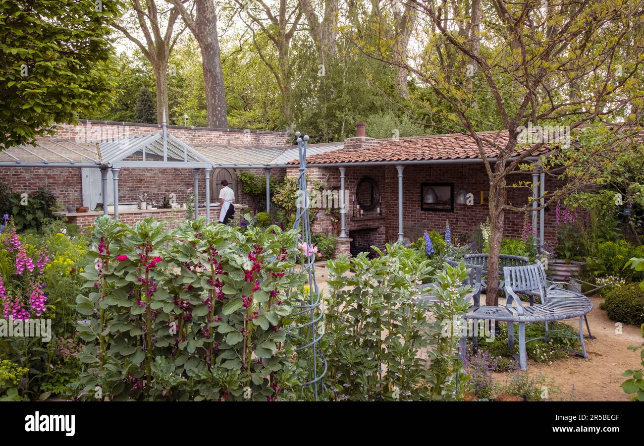 The Savills Garden, entworfen von Mark Gregory auf der Chelsea Flower Show 2023 in London, Großbritannien. Stockfoto