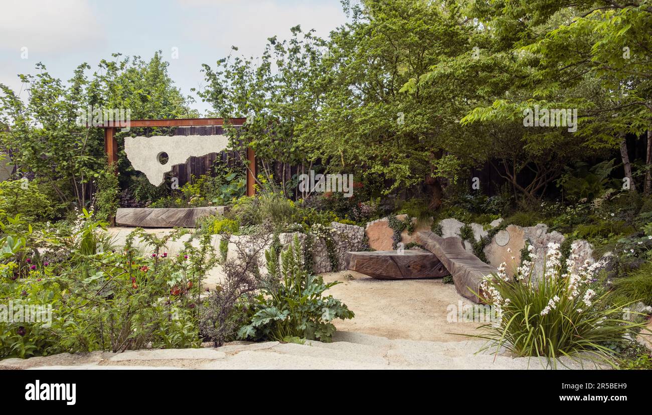 The Samaritans' Listening Garden, entworfen von Darren Hawkes auf der Chelsea Flower Show 2023 in London, Großbritannien. Stockfoto