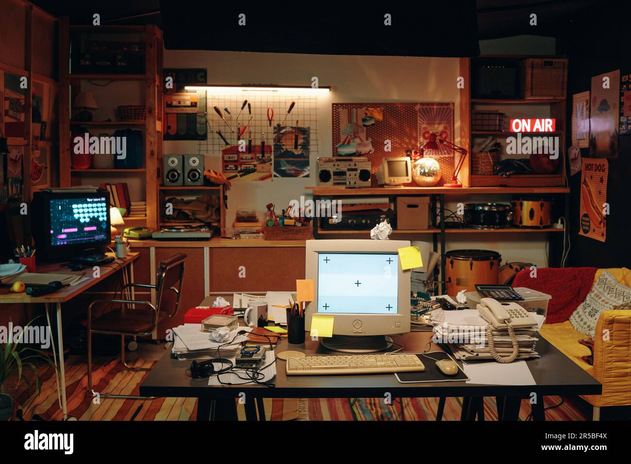 Horizontales Bild einer möblierten Garage mit Computern und anderen Retro-Objekten Stockfoto