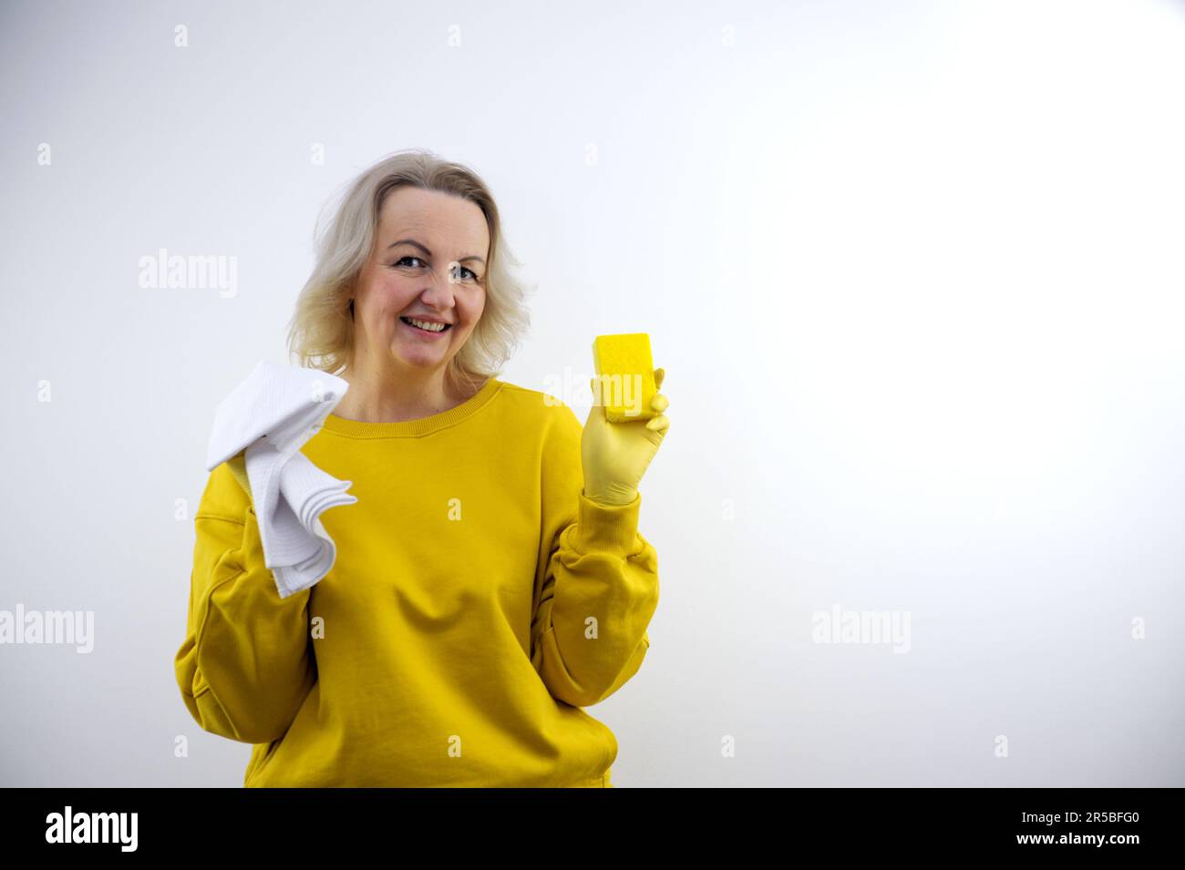 Reinigung von Türgriffen mit einem Antiseptikum während einer Virusepidemie. Hochwertiges Foto Stockfoto