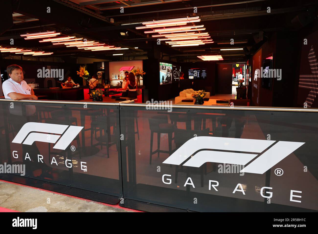 Barcelona, Spanien. 02. Juni 2023. Paddock-Atmosphäre - F1 Garage. Formel-1-Weltmeisterschaft 02.06.2023, Rd 8, Spanischer Grand Prix, Barcelona, Spanien, Übungstag. Das Foto sollte wie folgt lauten: XPB/Press Association Images. Kredit: XPB Images Ltd/Alamy Live News Stockfoto