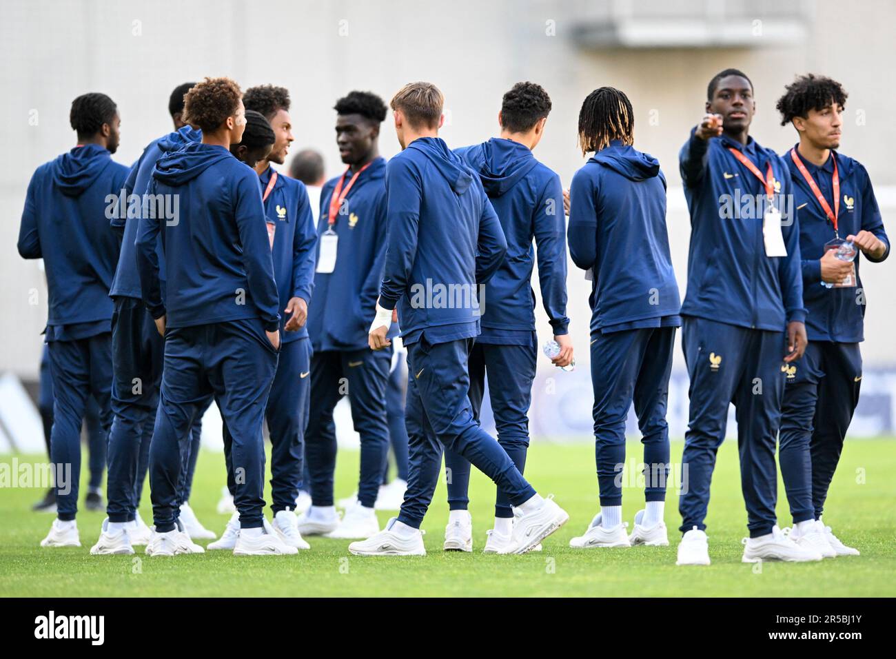 Budapest, Ungarn. 02. Juni 2023. France U17 Überprüfung des Spielfelds vor der Endphase der unter-17-Meisterschaft Ungarn 2023 Fußballspiel Deutschland U17 gegen Frankreich U17 im Stadion Nandor Hidegkuti in Budapest, Ungarn, 2. Juni 2023 Kredit: Live Media Publishing Group/Alamy Live News Stockfoto