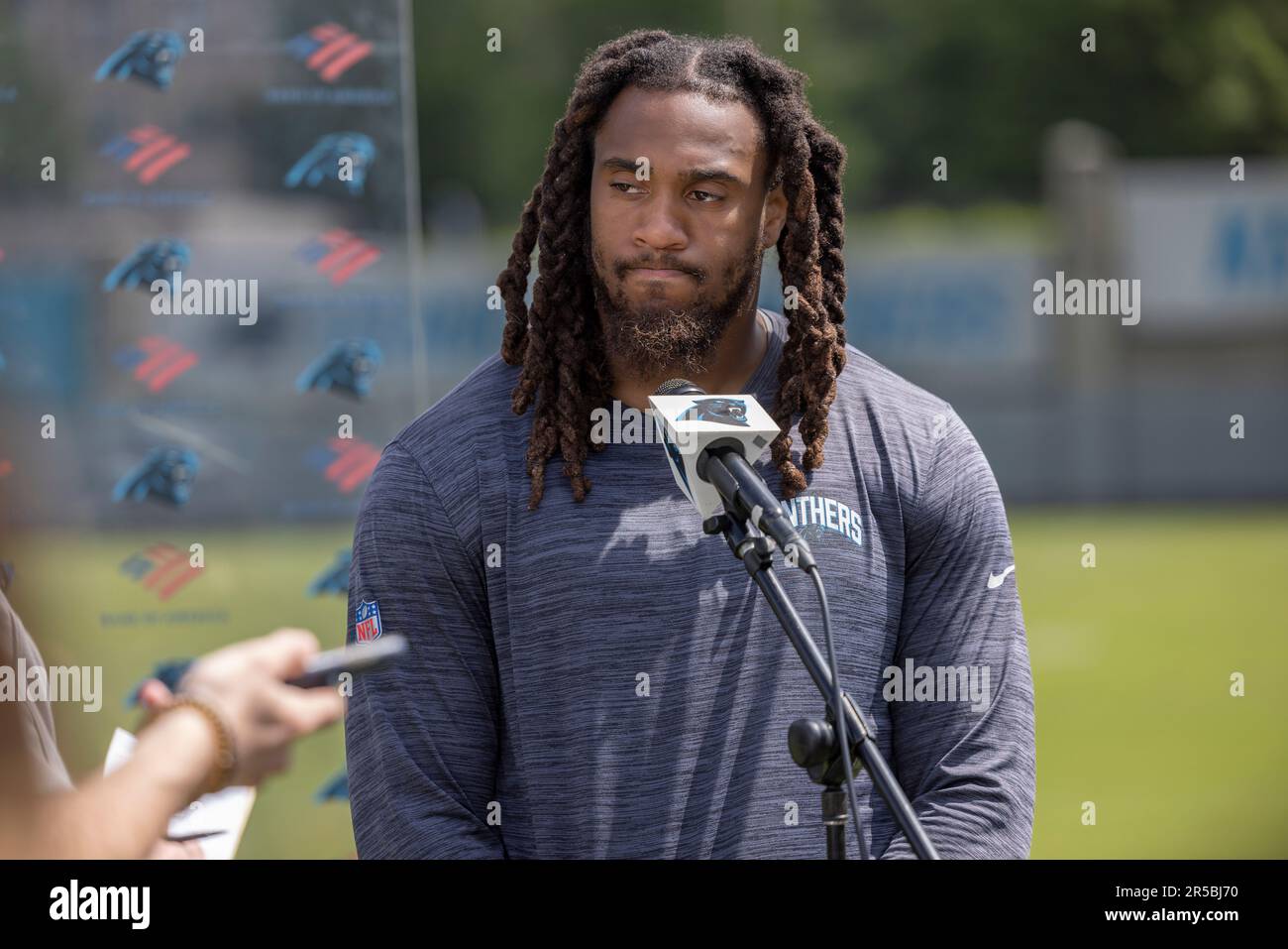 Carolina Panthers Shaq Thompson (7) spricht mit Reportern nach einem Minicamp im Bank of America Stadium, Mittwoch, 1. Juni 2023, in Charlotte, ÖFFNER (Brian Villanueva/Image of Sport) Stockfoto