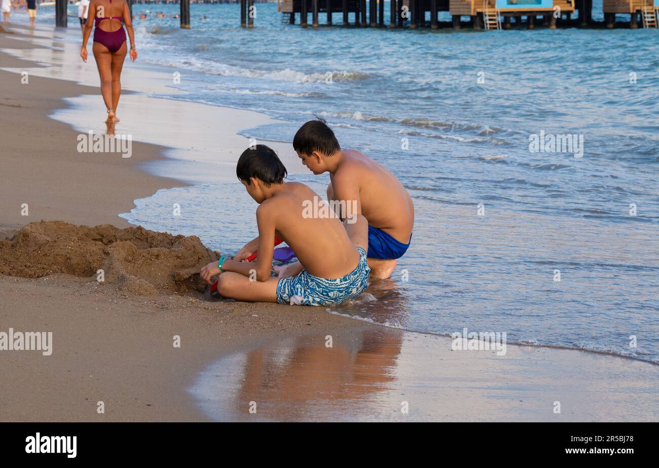 Antalya; Türkei-September 12; 2022: Zwei kleine Jungen, die am Meer mit Sand spielen. Im Sommer schwimmen und laufen Leute am Strand. Antalya a p Stockfoto