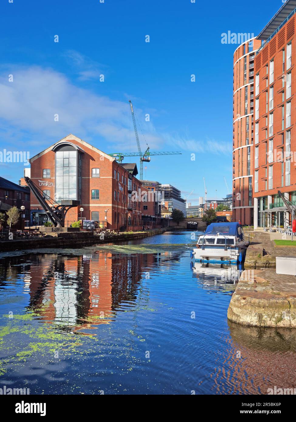 UK, West Yorkshire, Leeds, Candle House und Leeds Hilton neben Leeds und Liverpool Canal. Stockfoto