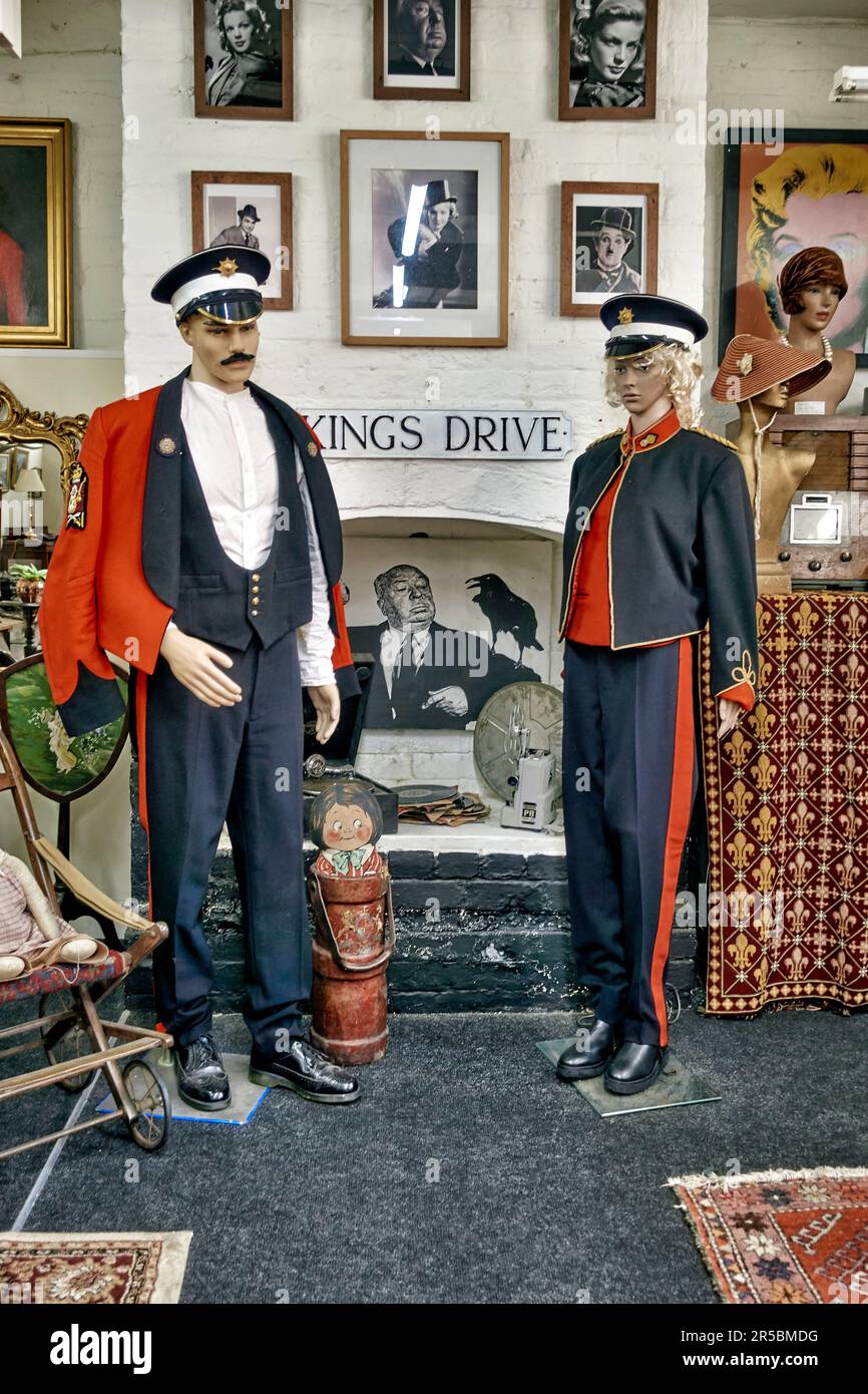 Interieur des Antiquitätengeschäfts mit Antiquitätenartikeln und 1800er Militäruniformen im Antique Centre, Ely Street, Stratford upon, Avon, England, Großbritannien Stockfoto