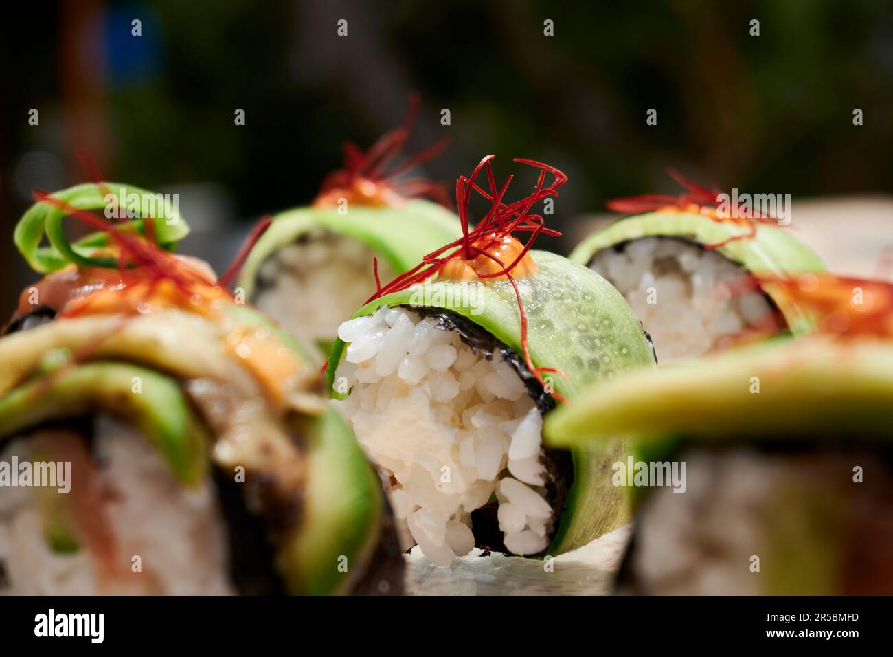 Eine Nahaufnahme Sushi-Brötchen mit Gurke. Stockfoto
