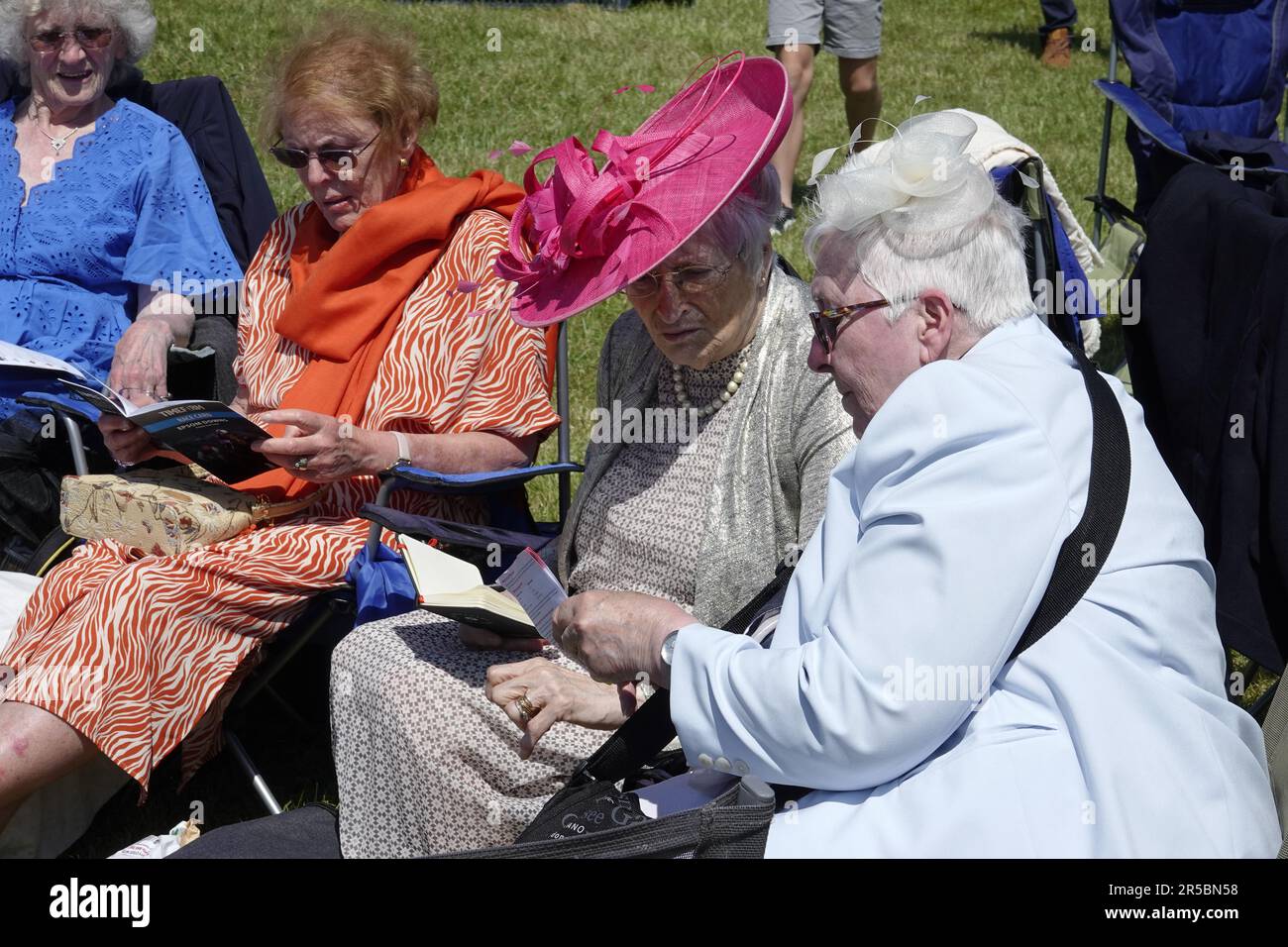 Epsom, Surrey, Großbritannien. 2. Juni 2023. Szenen in den Betfred Oaks, während des Betfred Derby Festivals - hier: Racegoers Picknick und Vergleich von Wetten in der Sonne vor dem Hauptrennen des Tages Credit: Motofoto/Alamy Live News Stockfoto