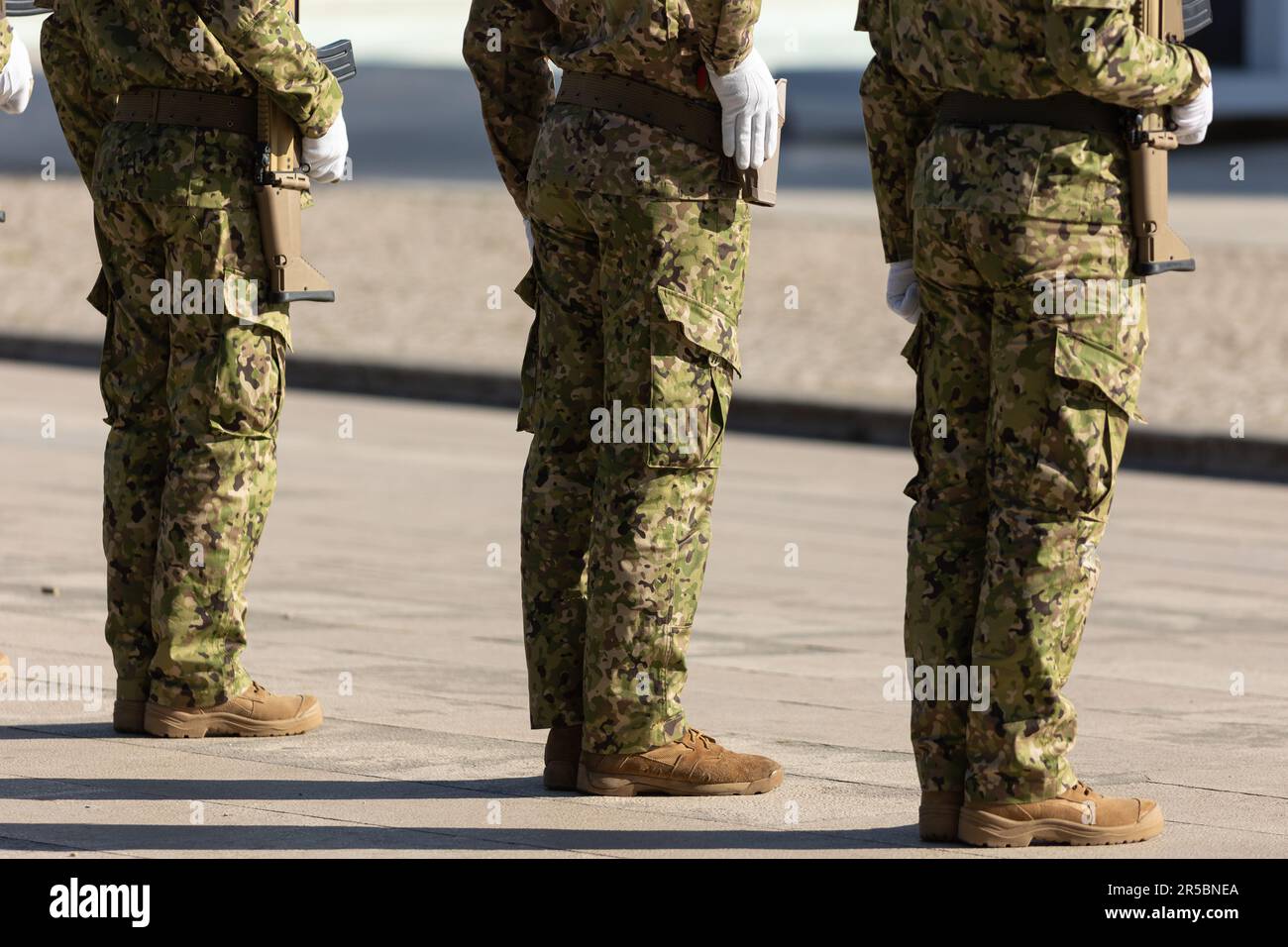 Portugiesische Kommandos - Soldaten der Spezialeinheit stehen in einer Reihe. Mitten im Bild Stockfoto