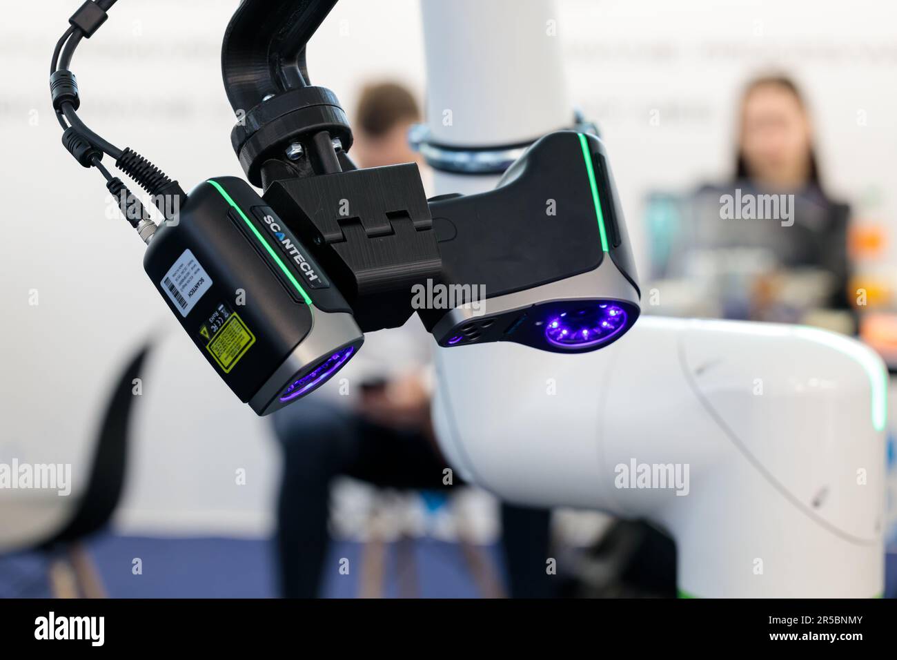 Roboter der Automobilindustrie mit 3D-Sensorscanner. Stockfoto