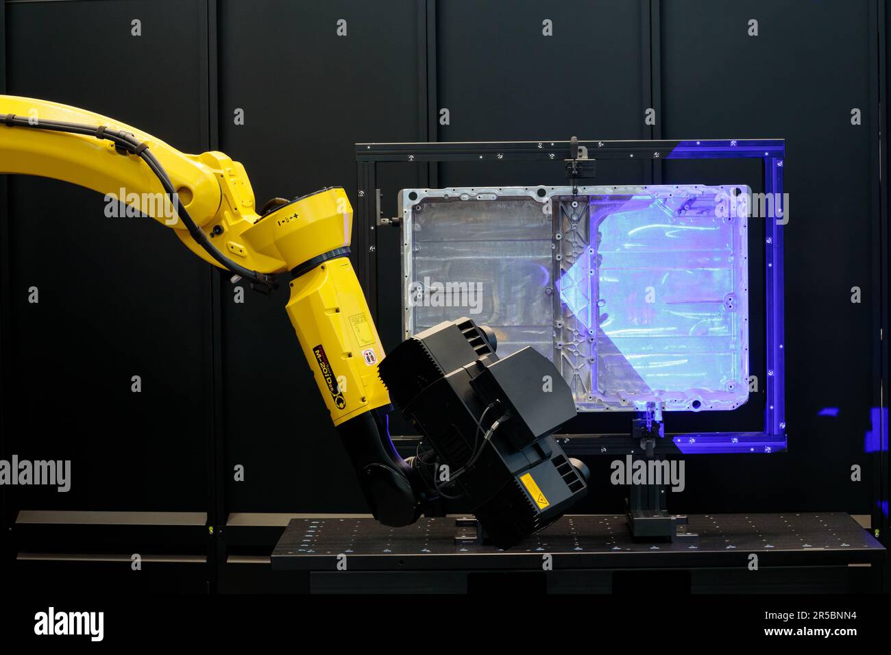 Ingenieur, der mit dem 3D-Roboterarm arbeitet, misst das Kfz-Teil in Smart Factory, Industry Stockfoto