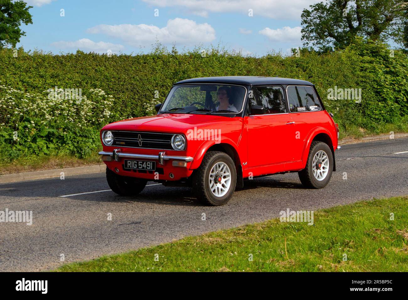 Austin Mini Clubman Red Petrol Classic Oldtimer, vergangene Motoren auf dem Weg zur Capesthorne Hall Vintage Collectors Car Show in Cheshire, Großbritannien Stockfoto