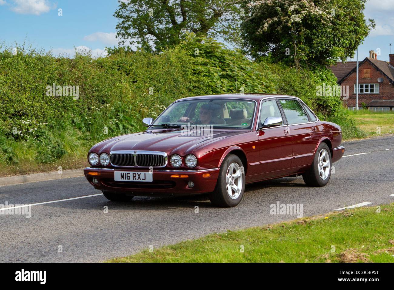 Jaguar XJ8 Auto Classic Red Oldtimer, frühere Motoren auf dem Weg zur Capesthorne Hall Vintage Collectors Car Show in Cheshire, Großbritannien Stockfoto