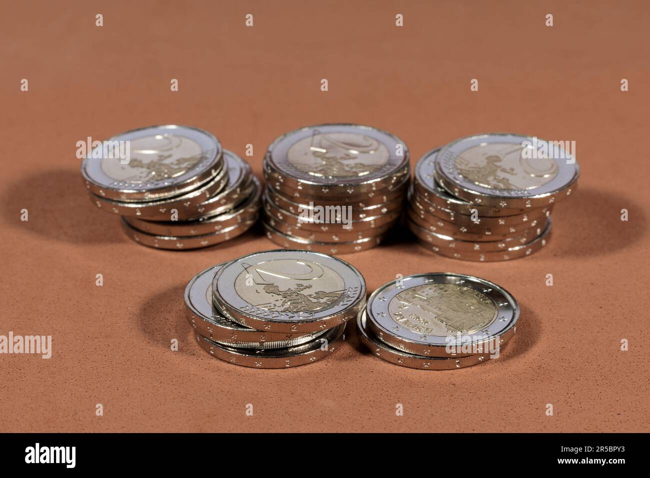 Ein Bild von zwei in Spanien geprägten Euro-Münzen, die übereinander gestapelt sind Stockfoto