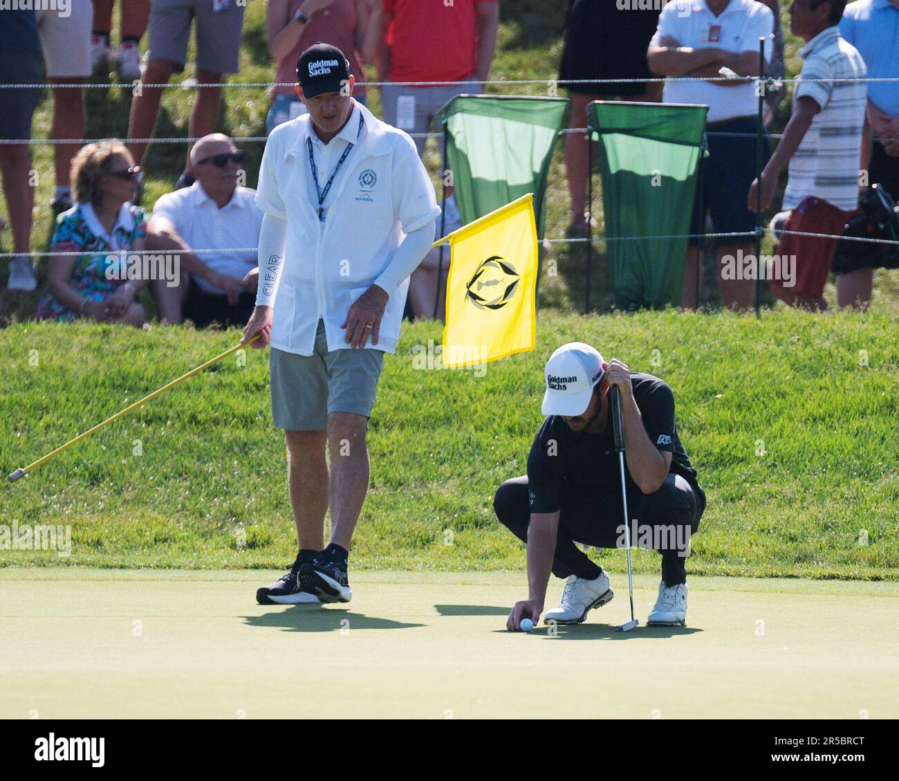 Dublin, Ohio, USA. 2. Juni 2023. Patrick Cantlay (schwarz) stellt seinen Putt auf das 18.-Loch, während sein Caddie Joe Lacava (weiß) das Memorial Tournament in Dublin, Ohio, anschaut. Brent Clark/Cal Sport Media (Kreditbild: © Brent Clark/Cal Sport Media). Kredit: csm/Alamy Live News Stockfoto