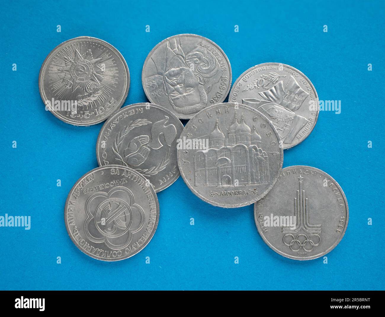 Sowjetische Rubelmünzen, Gedenkausgabe auf blauem Hintergrund. Weltmünzen. Rubel Zum Alten Jubiläum Stockfoto