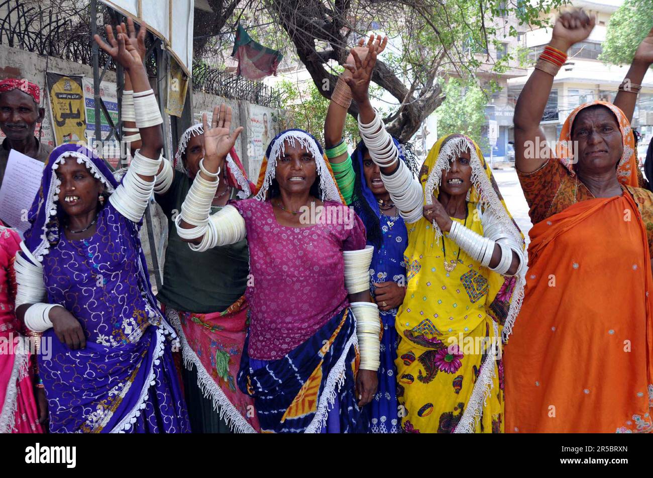 Hyderabad, Pakistan. 02. Juni 2023. Die Bewohner von Azad Nagar halten am Freitag, den 2. Juni 2023, im Presseclub Hyderabad eine Protestdemonstration gegen die große Händigkeit der Zuwanderer. Kredit: Asianet-Pakistan/Alamy Live News Stockfoto