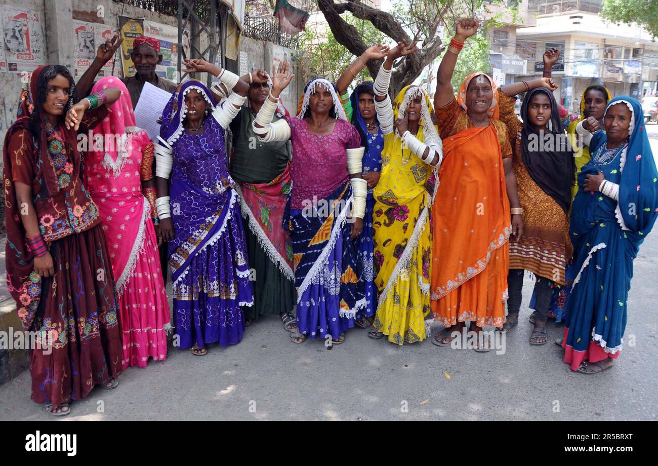Hyderabad, Pakistan. 02. Juni 2023. Die Bewohner von Azad Nagar halten am Freitag, den 2. Juni 2023, im Presseclub Hyderabad eine Protestdemonstration gegen die große Händigkeit der Zuwanderer. Kredit: Asianet-Pakistan/Alamy Live News Stockfoto