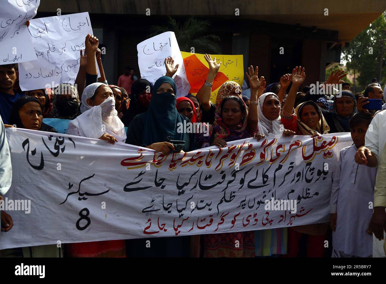 Hyderabad, Pakistan. 02. Juni 2023. Die Bewohner von Saif Al Marri Goth halten am Freitag, den 2. Juni 2023, im Karatschi Presseclub eine Protestdemonstration gegen die große Händigkeit von Zufluss-Menschen ab. Kredit: Asianet-Pakistan/Alamy Live News Stockfoto