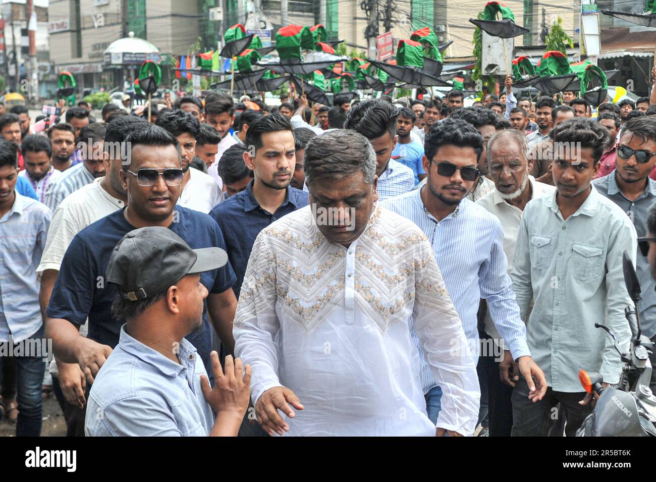 Sylhet, Bangladesch. 2. Juni 2023. Bei den Wahlen zur Sylhet City Corporation am 21. Juni wurden heute Symbole unter den Bürgermeisterkandidaten und Ratskandidaten verteilt. Die Anwaruzzaman Chowdhury der Awami League erhielt das Bootssymbol, um sich als Kandidat für den Bürgermeisterposten zu bewerben. Am 2. Juni 2023. Sylhet, Bangladesch (Foto: MD Rafayat Haque Khan/Kredit: Eyepix Group/Alamy Live News Stockfoto