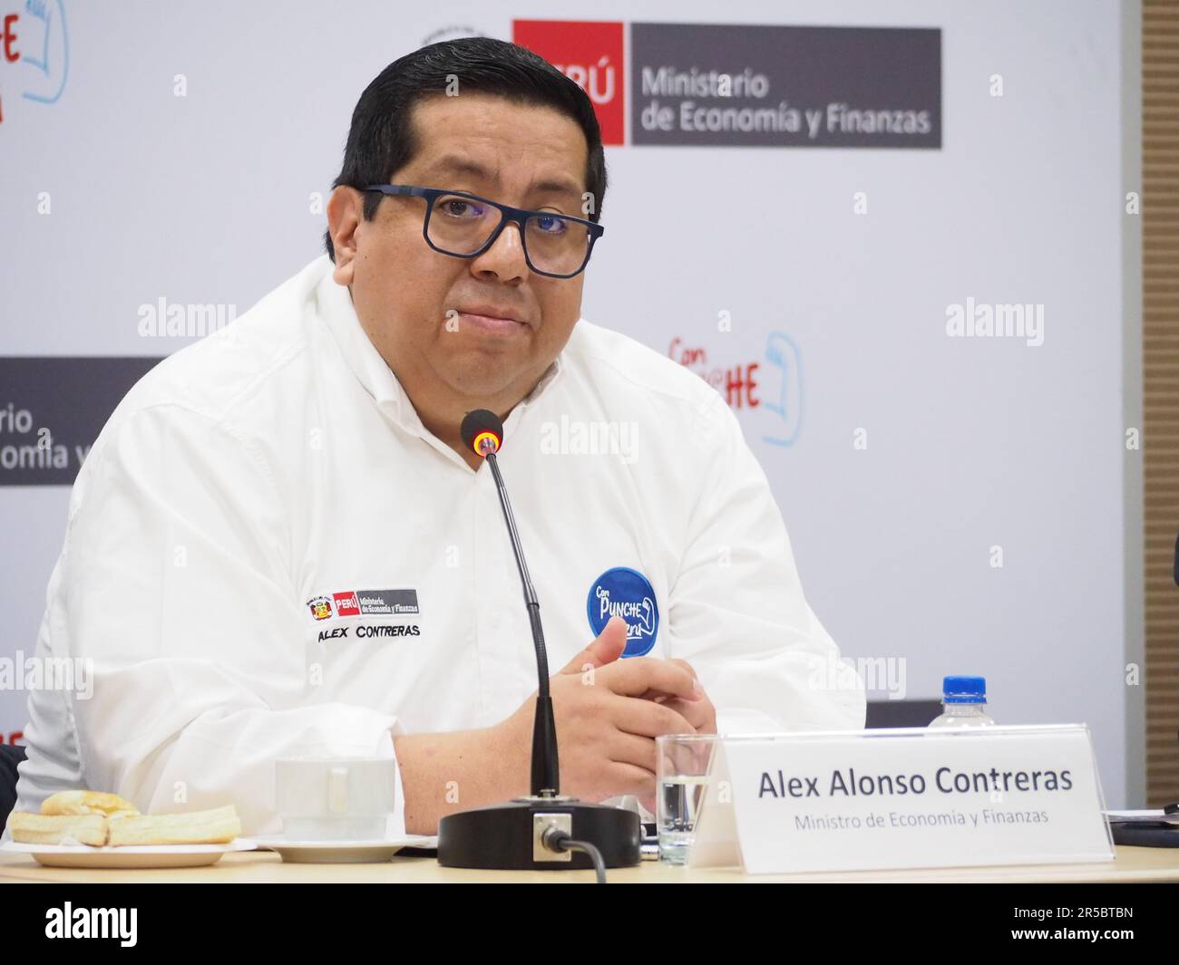 Lima, Peru. 02. Juni 2023. Alex Alonso Contreras, peruanischer Wirtschaftsminister, veranstaltet eine Pressekonferenz für akkreditierte Auslandskorrespondenten über die wirtschaftliche Lage Perus und seine Perspektiven Kredit: Fotoholica Press Agency/Alamy Live News Stockfoto