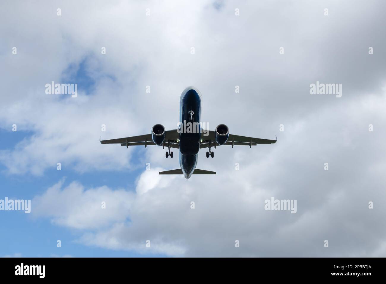 Das Passagierflugzeug landet. Lufttransport mit Fahrwerk gegen den Himmel Stockfoto