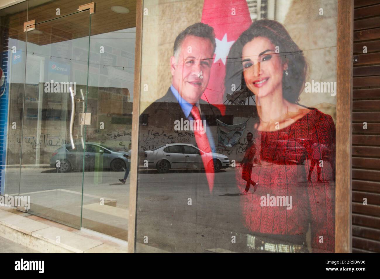 Blick auf ein Poster von König Abdullah II. Von Jordanien und seiner Frau Königin Rania in einem palästinensischen Laden, anlässlich der Hochzeit ihres Sohnes Prinz Hussein, in der Mitte des Marktes in der Stadt Nablus, nördlich des besetzten Westjordanlands Stockfoto