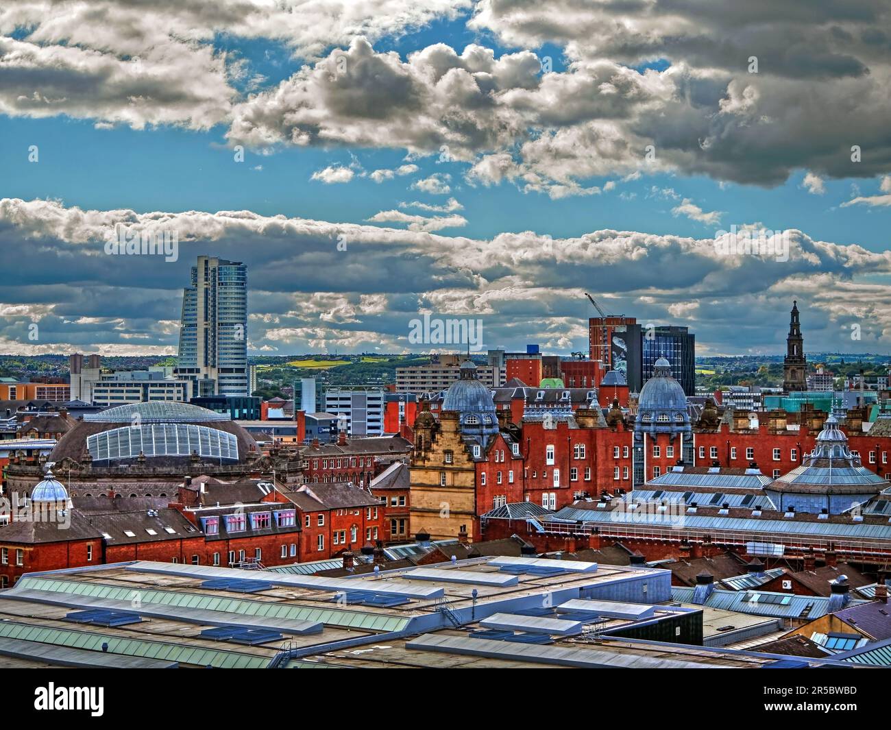 UK, West Yorkshire, Leeds Skyline, Kirkgate Market und Bridgewater Place. Stockfoto