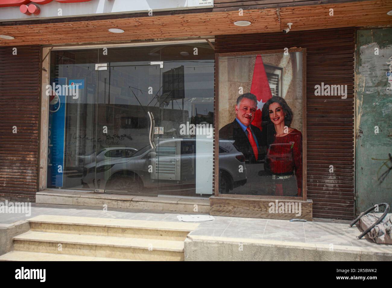 Nablus, Palästina. 02. Juni 2023. Blick auf ein Poster von König Abdullah II. Von Jordanien und seiner Frau Königin Rania in einem palästinensischen Laden, anlässlich der Hochzeit ihres Sohnes Prinz Hussein, in der Mitte des Marktes in der Stadt Nablus, nördlich des besetzten Westjordanlands (Foto von Nasser Ishtayeh/SOPA Images/Sipa USA) Guthaben: SIPA USA/Alamy Live News Stockfoto