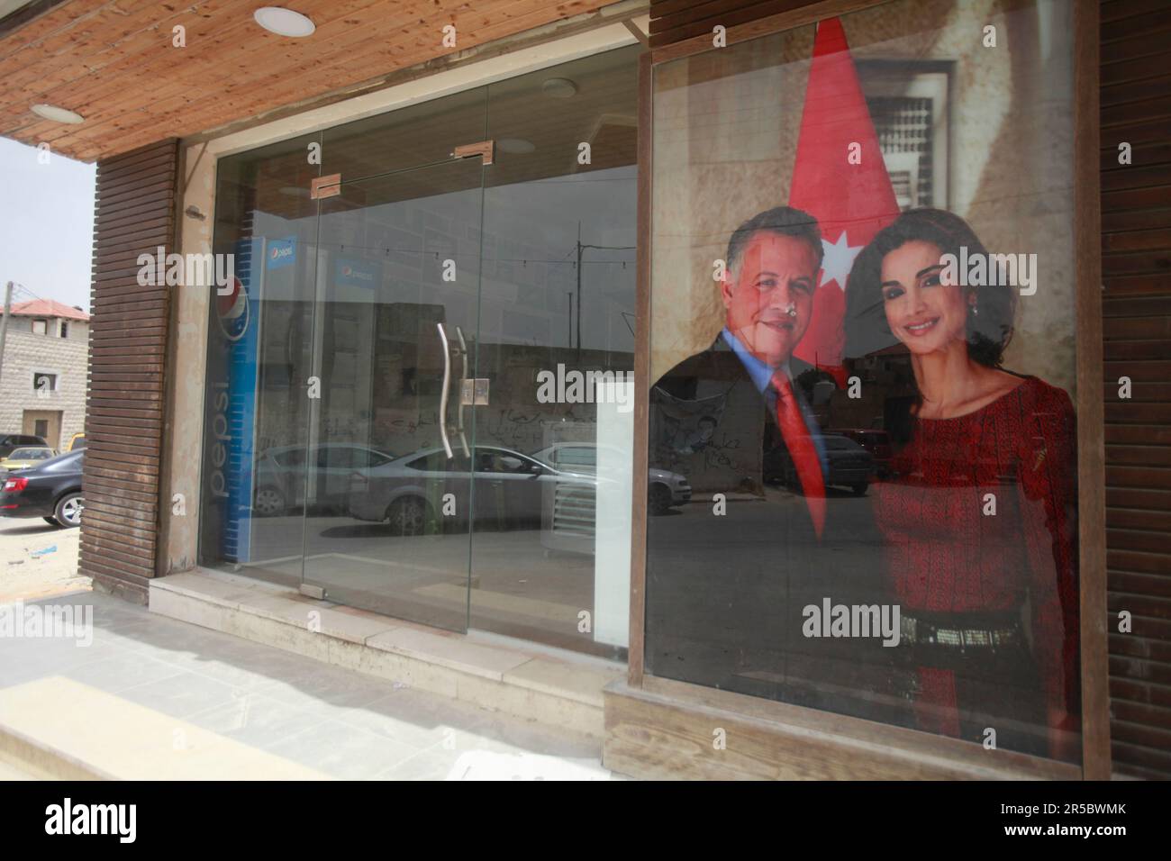 Nablus, Palästina. 02. Juni 2023. Blick auf ein Poster von König Abdullah II. Von Jordanien und seiner Frau Königin Rania in einem palästinensischen Laden, anlässlich der Hochzeit ihres Sohnes Prinz Hussein, in der Mitte des Marktes in der Stadt Nablus, nördlich des besetzten Westjordanlands (Foto von Nasser Ishtayeh/SOPA Images/Sipa USA) Guthaben: SIPA USA/Alamy Live News Stockfoto