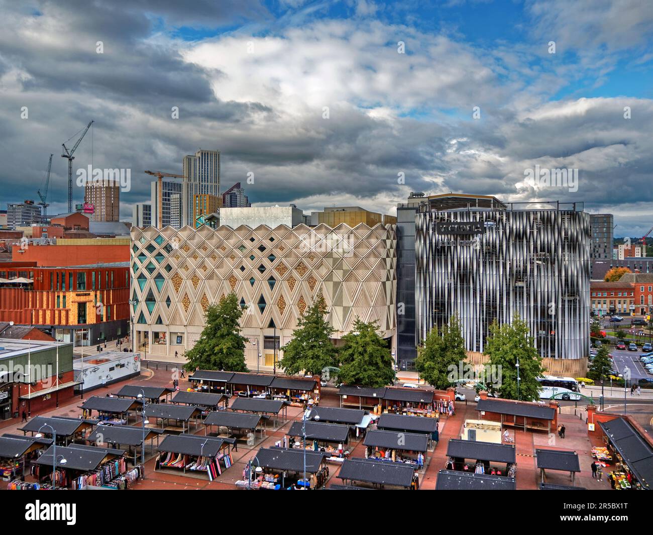 UK, West Yorkshire, Leeds, Kirkgate Outdoor Market, John Lewis und Skyline des Arena Quarter. Stockfoto