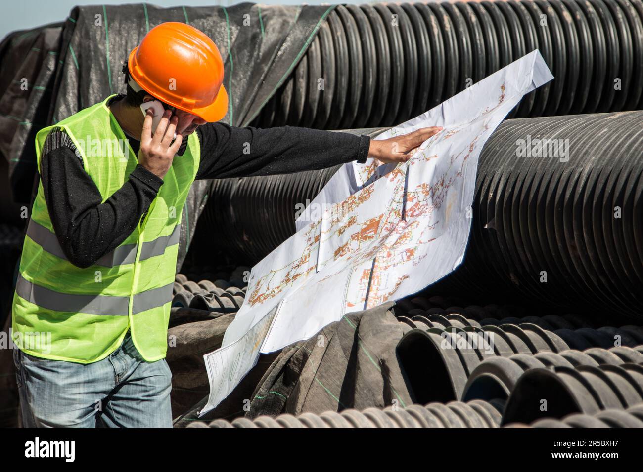 Marokkanischer Ingenieur, der die Sanitäreinrichtungen in Agadir leitet Stockfoto