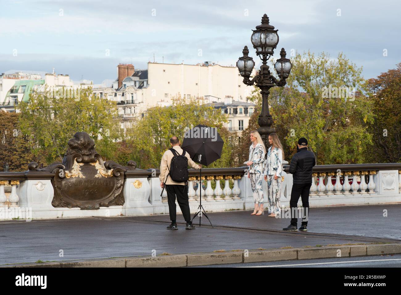 Zwei weibliche Models während des photoshop auf der Brücke in Frankreich Stockfoto